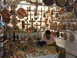 stand de pi&egrave;ces en cuivre au march&eacute; artisanal de uruapan en provenance de santa clara del cobre