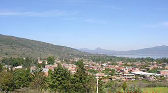 vue de la zone arch&eacute;ologique sur le village de Tzintzuntzan (&eacute;tat du Michoac&aacute;n)