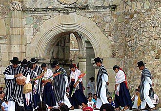 danses mixt&egrave;ques devant l'&eacute;glise de Cuilap&aacute;n (&eacute;tat d'Oaxaca, Mexique)