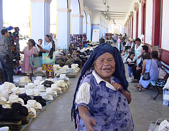 march&eacute; de chapeaux dans les vall&eacute;es de Oaxaca (&eacute;tat d'Oaxaca,&nbsp;Mexique)