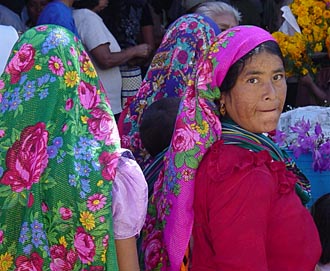 arriv&eacute;e d'indiennes sur le march&eacute; de Zaachila (&eacute;tat d'Oaxaca, Mexique)