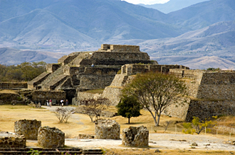 vue sur Monte Alb&aacute;n (Oaxaca, Mexique)