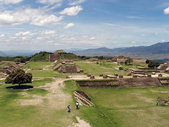 vue sur Monte Alb&aacute;n (Oaxaca, Mexique)