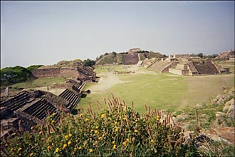 vue sur Monte Alb&aacute;n (Oaxaca, Mexique)
