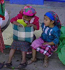 petites indiennes au march&eacute; de Oaxaca (&eacute;tat d' Oaxaca au Mexique)