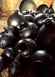 poteries noires de San Bartolo (&eacute;tat d'Oaxaca, Mexique)