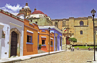 rue d'Oaxaca derri&egrave;re la cath&eacute;drale  (&eacute;tat d'Oaxaca,&nbsp;Mexique)