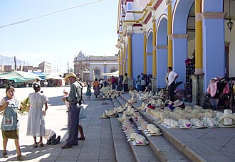ventes de chapeaux sur la route du pacifique (&eacute;tat d'Oaxaca,&nbsp;Mexique)