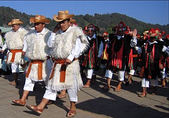 f&ecirc;te au village de San Juan Chamula en l'honneur du Pr&eacute;sident de la communaut&eacute; (Chiapas au Mexique)