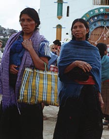 Indiennes Tzotziles devant l'&eacute;glise de San Juan Chamula