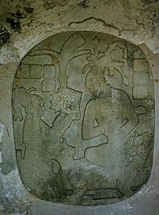 Roi Pakal &agrave; Palenque (&eacute;tat de Chiapas, Mexique) Au milieu, la m&egrave;re de Pacal agenouill&eacute;e devant son fils, 