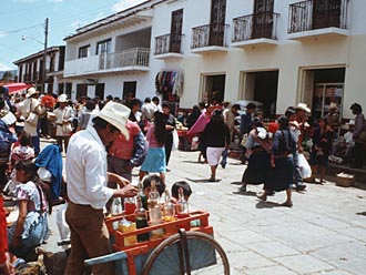 une des rues passantes de San Crist&oacute;bal au Mexique