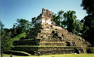 le temple de la Croix &agrave; Palenque (&eacute;tat de Chiapas, Mexique) - Sur les terrasses des diff&eacute;rents corps de la pyramide &eacute;taient dress&eacute;s les c&eacute;l&egrave;bres braseros de terre cuite avec les visages des divinit&eacute;s de Palenque.