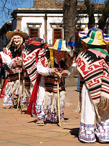 danse des petits vieux (typiquement de l'&eacute;tat du Michoac&aacute;n au Mexique)