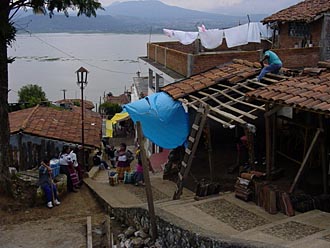 r&eacute;fection de toiture &agrave; Janitzio (Michoac&aacute;n, Mexique)