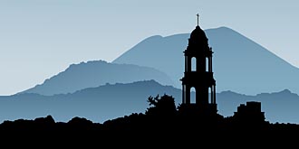 Haut de l'&eacute;glise de San Juan Parangaricutiro (Michoac&aacute;n, Mexique)