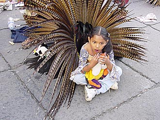 petite fille se pr&eacute;parant &agrave; danser pour la F&ecirc;te des Morts &agrave; Mexico