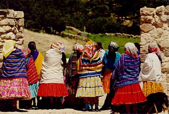 jeunes filles indiennes du Mexique avec leurs costumes traditionnels (source : inaoep)