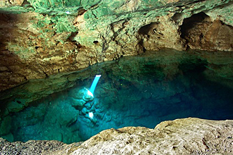 un des nombreux "cenotes" de la p&eacute;ninsule du Yucat&aacute;n