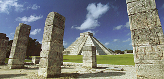 temple des guerriers avec les colonnes (pillastres) au premier plan puis "El Castillo" au second plan (Chich&eacute;n Itz&aacute;, Yucat&aacute;n, Mexique)