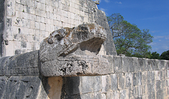 t&ecirc;te de serpent &agrave; plumes en bas des escaliers du Ch&acirc;teau (Chich&eacute;n Itz&aacute;, Yucat&aacute;n, Mexique)