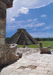 "Le Chateau" vu du Temple des Guerriers (derri&egrave;re le Chac-Mool)