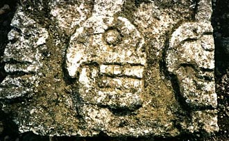d&eacute;tail du mur des cr&acirc;nes (Chich&eacute;n Itz&aacute;, Yucat&aacute;n, Mexique)
