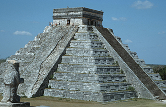El Castillo, pyramide &agrave; neuf corps qui domine l'espace ouvert du centre c&eacute;r&eacute;moniel - Photo prise du Temple des Guerriers
