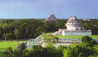 Au premier plan, La Tour de l'Observatoire, second plan le Ch&acirc;teau sur la gauche et &agrave; droite, Temple des Guerriers  (Chich&eacute;n Itz&aacute;, Yucat&aacute;n, Mexique)