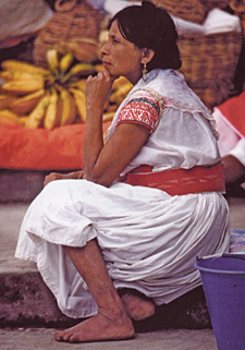 femme n&aacute;hua au march&eacute; de Puebla ( Mexique)