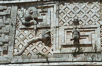 bas-relief dans l'&eacute;difice de l'ouest du Carr&eacute; des Nonnes, d'un serpent &agrave; plumes avec une t&ecirc;te humaine das sa gueule