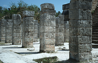 colonnes du Temple des Guerriers (Chich&eacute;n Itz&aacute;, Yucat&aacute;n, Mexique)