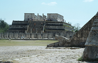 Temple des Guerriers au second plan (Chich&eacute;n Itz&aacute;, Yucat&aacute;n, Mexique)