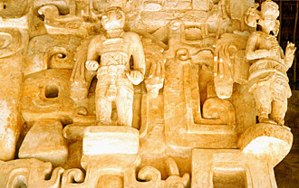 deux statues de stuc repr&eacute;sentant des divinit&eacute;s ail&eacute;es &agrave; L'Acropole (Ek'Balam, Yucat&aacute;n, Mexique)