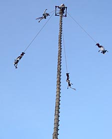 voladores totonacas &agrave; Cuetzal&aacute;n (&eacute;tat de Puebla, Mexique)