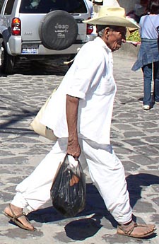 indien totonaque se rendant au march&eacute; de Cuetzal&aacute;n (&eacute;tat de Puebla, Mexique)