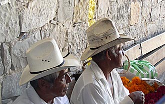 indiens totonaques se rendant au march&eacute;  (Mexique)