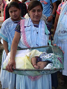 jeune maman avec son b&eacute;b&eacute; au march&eacute; de Cuetzal&aacute;n (&eacute;tat de Puebla au Mexique)