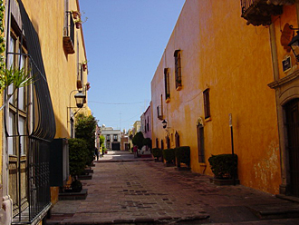 une rue pi&eacute;tonne de Quer&eacute;taro  (capitale et &eacute;tat du mexique)