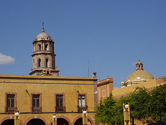 vues sur l'&eacute;glise Santa Clara et le palais municipal, du Jardin Guerrero &agrave; Quer&eacute;taro (capitale et &eacute;tat au Mexique)