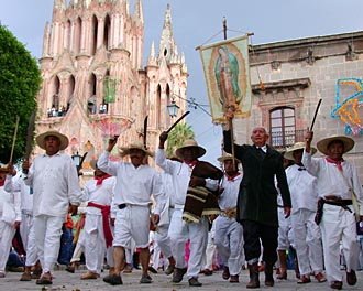 d&eacute;fil&eacute; en l'honneur de la Guadalupe &agrave; San Miguel (Guanajuato, Mexique)