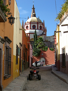 rues &eacute;troites de San Miguel avec vue sur le d&ocirc;me arri&egrave;re de la Parroquia