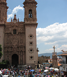 &eacute;glise Santa Prisca pendant la semaine Sainte &agrave; Taxco (&eacute;tat de Guerrero, Mexique)