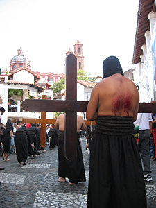 les "flagelantes" en procession (voir traces de sang dans le dos dues &agrave; la flagellation !)