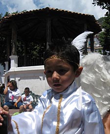 petites filles pendant la procession en blanc du dimanche de P&acirc;ques