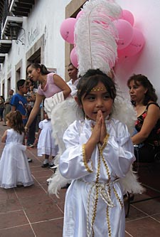 petites filles pendant la procession en blanc du dimanche de P&acirc;ques