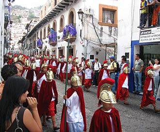 procession de guerriers en rouge