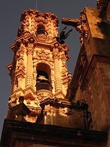 une des tours de l'&eacute;glise Santa Prisca &agrave; Taxco (&eacute;tat de Guerrero, Mexique)