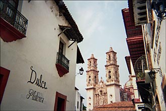 vue sur Santa Prisca &agrave; Taxco (&eacute;tat de Guerrero, Mexique)