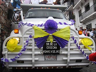 Christ transport&eacute; par une voiture d&eacute;cor&eacute;e dans les rues de Taxco (&eacute;tat de Guerrero, Mexique)